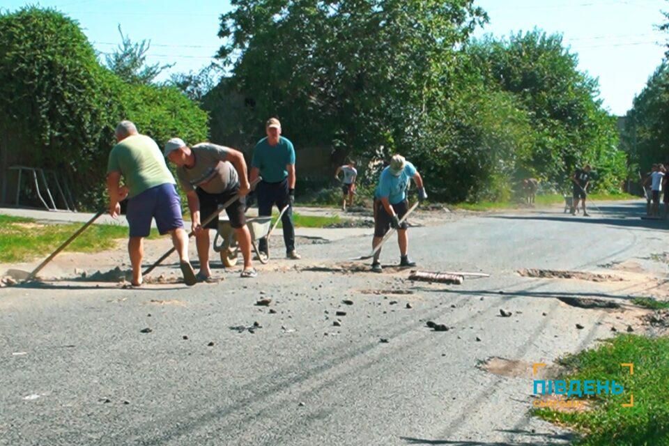 Жителі села Ізмаїльського району розпочали ремонт дороги власними зусиллями Жителі села Ізмаїльського району розпочали ремонт дороги власними зусиллями