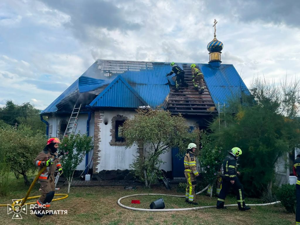 На Закарпатті сталася масштабна пожежа на території монастирського скиту(фото) На Закарпатті сталася масштабна пожежа на території монастирського скиту(фото)