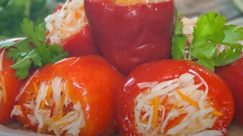 Цілісний маринований перець з овочевою начинкою: швидка та соковита закуска на зиму Цілісний маринований перець з овочевою начинкою: швидка та соковита закуска на зиму