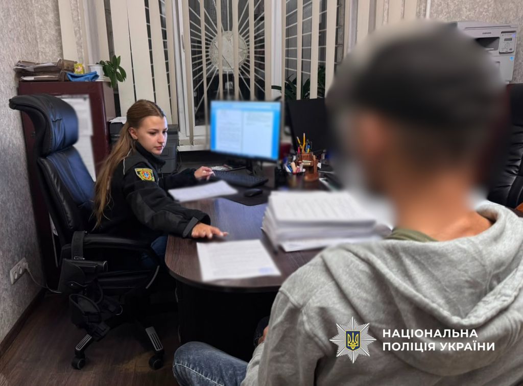 Зірвав з шиї незнайомця ланцюг і втік: поліцейські затримали іноземця за пограбування одесита Зірвав з шиї незнайомця ланцюг і втік: поліцейські затримали іноземця за пограбування одесита