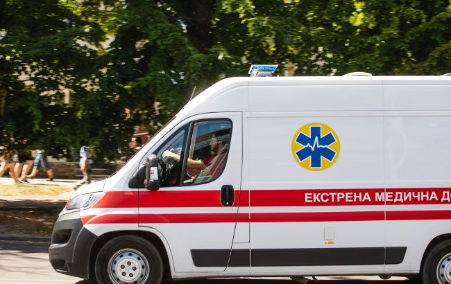 У Львові дві BMW збили батька і 8-річну доньку, які переходили на червоне світло (відео) У Львові дві BMW збили батька і 8-річну доньку, які переходили на червоне світло (відео)