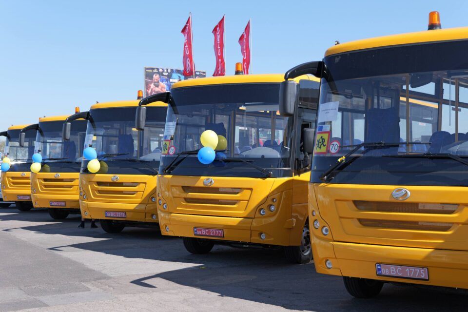 До дев’яти громад Одеської області вирушили нові шкільні автобуси До дев’яти громад Одеської області вирушили нові шкільні автобуси