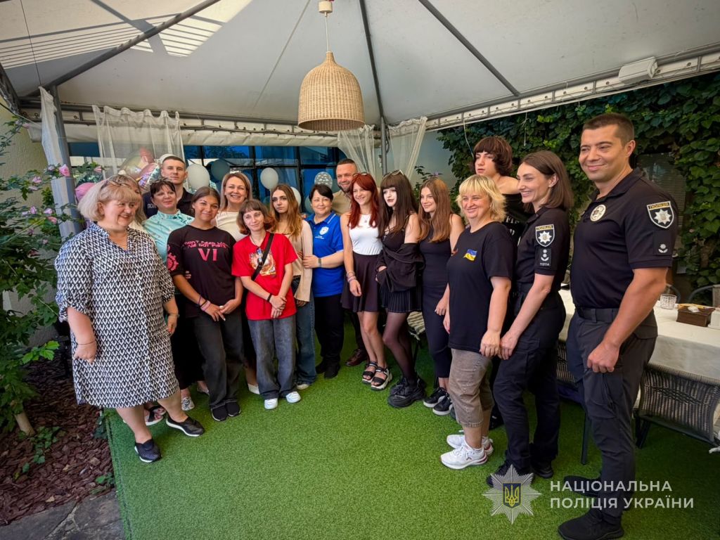 Поліцейські Одещини влаштували теплу зустріч з вихованцями, які вирушають у студентське життя Поліцейські Одещини влаштували теплу зустріч з вихованцями, які вирушають у студентське життя