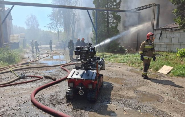 У Львові спалахнула пожежа на заводі "Іскра", є загиблі та постраждалі(фото) У Львові спалахнула пожежа на заводі "Іскра", є загиблі та постраждалі(фото)