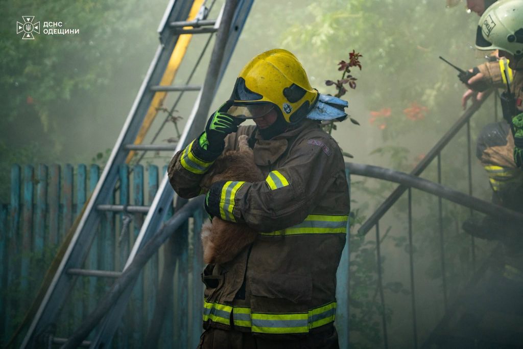 У Приморському районі Одеси спалахнула масштабна пожежа в будинку(відео) У Приморському районі Одеси спалахнула масштабна пожежа в будинку(відео)
