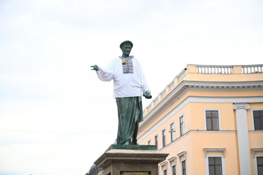 В Одесі Дюка вперше за час війни одягнули у вишиванку В Одесі Дюка вперше за час війни одягнули у вишиванку