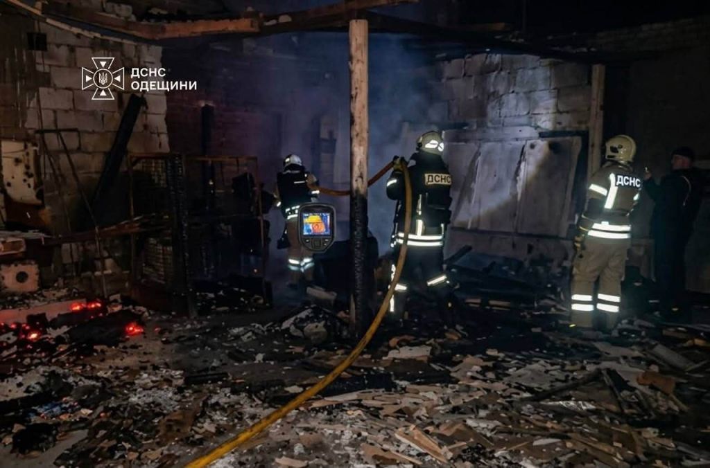 Палали інфраструктурні об’єкти та дачні будинки: наслідки масованого обстрілу Одещини Палали інфраструктурні об’єкти та дачні будинки: наслідки масованого обстрілу Одещини