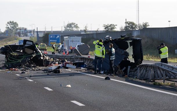 У Нідерландах розбився автобус зі школярами У Нідерландах розбився автобус зі школярами