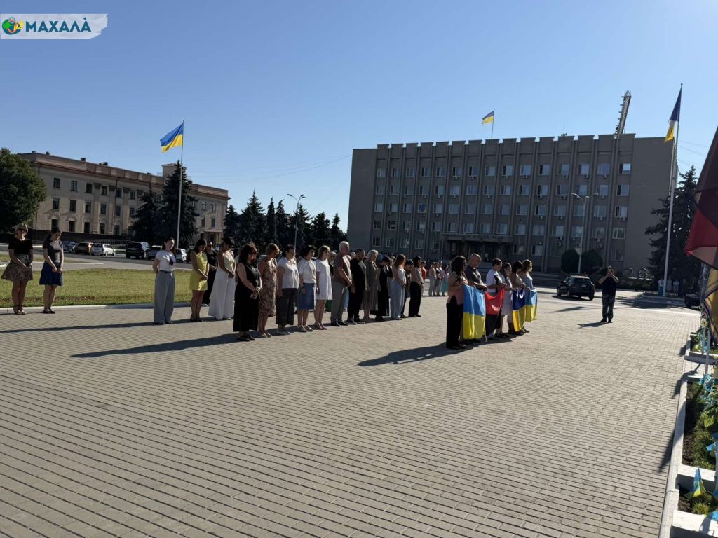 На одну хвилину Ізмаїл стихає: як в місті вшановують памʼять загиблих воїнів На одну хвилину Ізмаїл стихає: як в місті вшановують памʼять загиблих воїнів