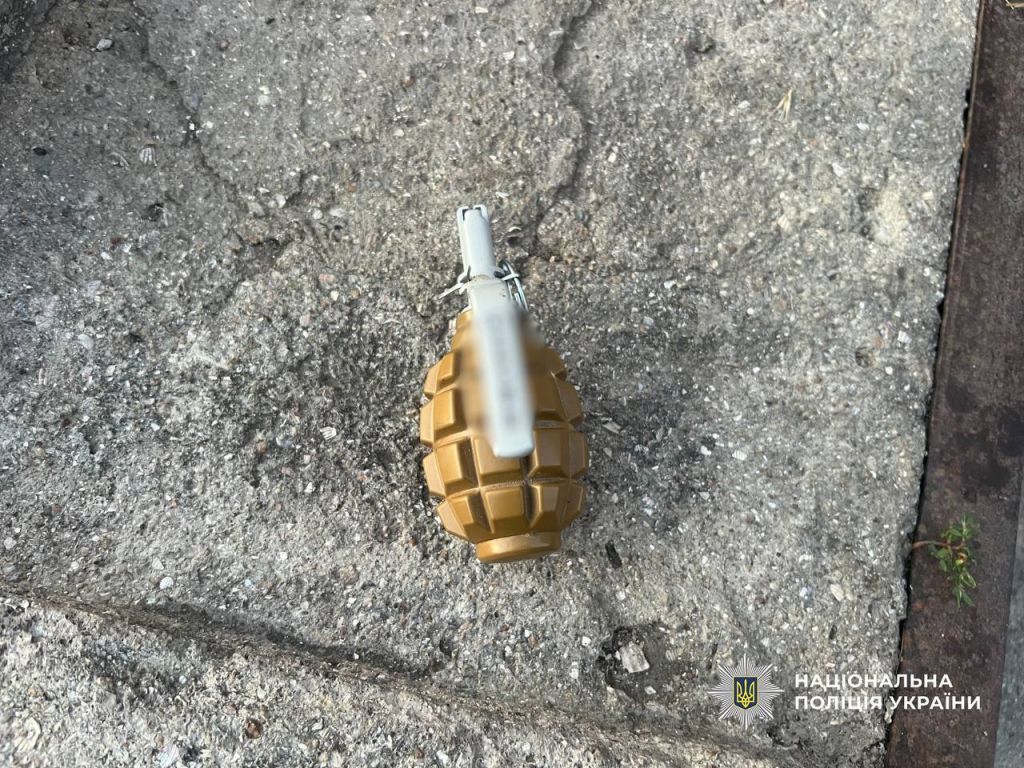 Чоловік в Березівському районі погрожував поліцейським муляжем гранати(фото) Чоловік в Березівському районі погрожував поліцейським муляжем гранати(фото)