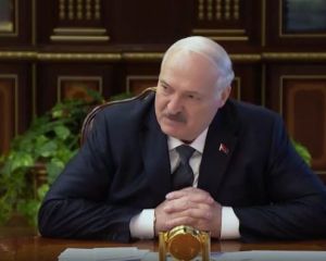 Лукашенко раптово наказав перевірити боєготовність армії Білорусі Лукашенко раптово наказав перевірити боєготовність армії Білорусі