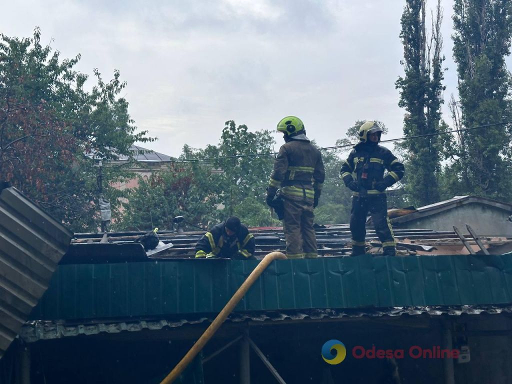 Ранкова атака на Одесу: пошкоджені будинки, є троє поранених (фото) Ранкова атака на Одесу: пошкоджені будинки, є троє поранених (фото)