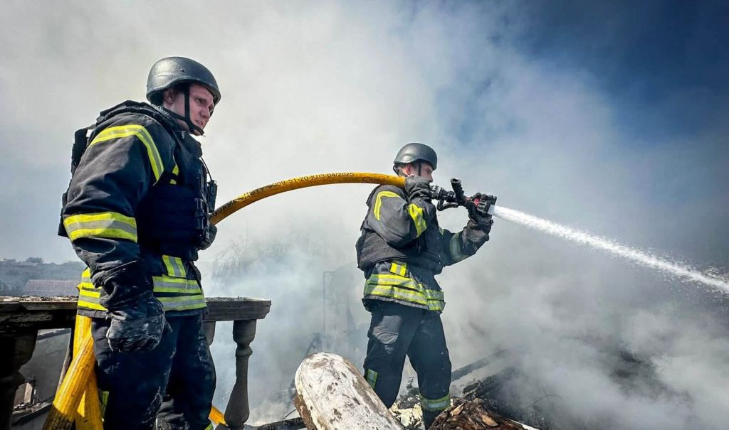 У Кароліно-Бугазі горів триповерховий житловий будинок(фото) У Кароліно-Бугазі горів триповерховий житловий будинок(фото)