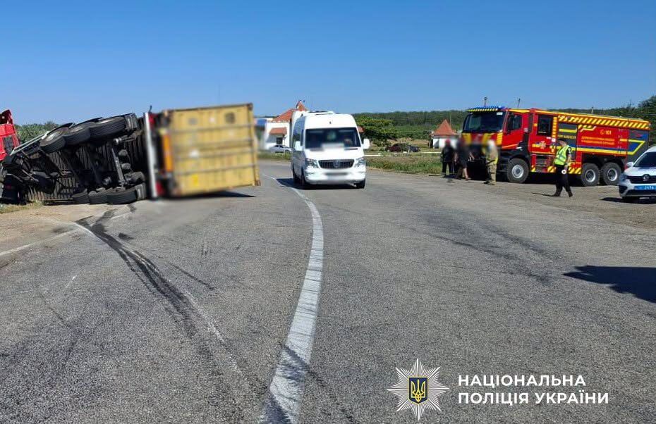 ВАЗ зім’яло після зіткнення з вантажівкою на трасі Одеса-Рені. Водій легковика загинув на місці ВАЗ зім’яло після зіткнення з вантажівкою на трасі Одеса-Рені. Водій легковика загинув на місці