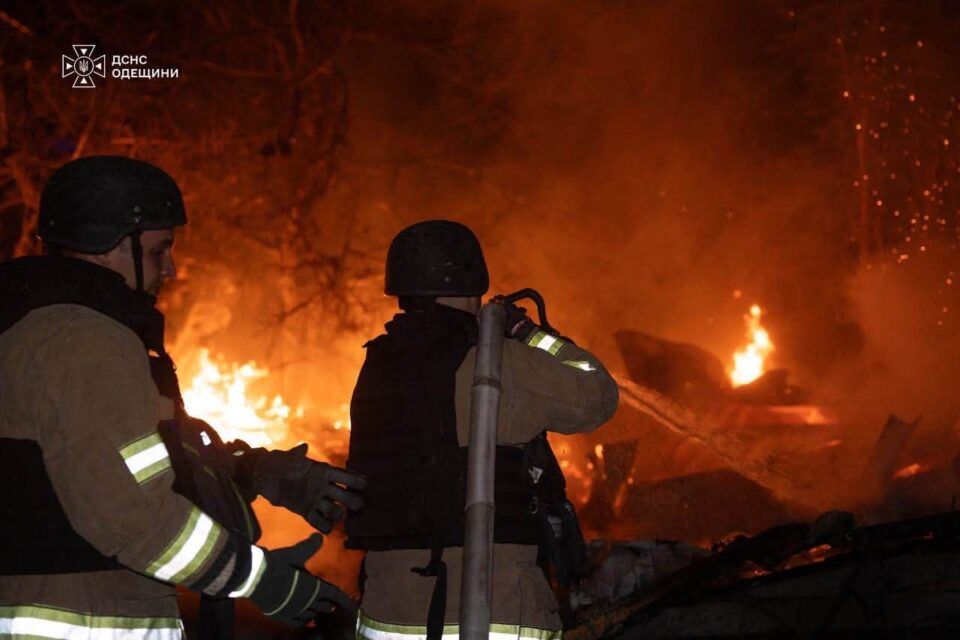 Внаслідок нічної масованої атаки рф по Одещині пошкоджено будинки, загорівся швейний цех Внаслідок нічної масованої атаки рф по Одещині пошкоджено будинки, загорівся швейний цех