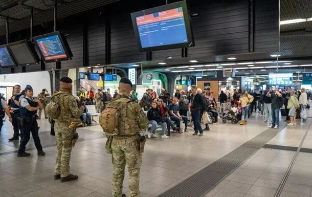 У Брюсселі на головному вокзалі затримали чоловіка з автоматом У Брюсселі на головному вокзалі затримали чоловіка з автоматом
