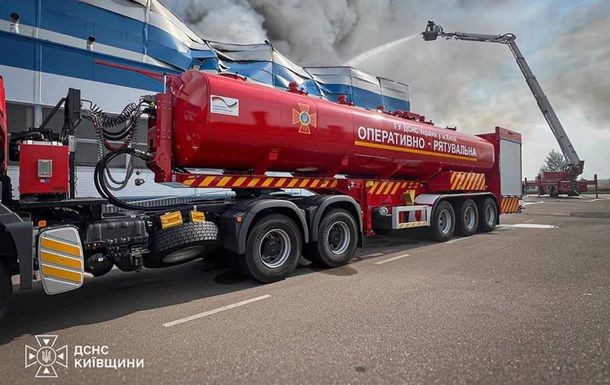 Пожежа у Броварах після удару РФ: мешканців просять закрити вікна Пожежа у Броварах після удару РФ: мешканців просять закрити вікна
