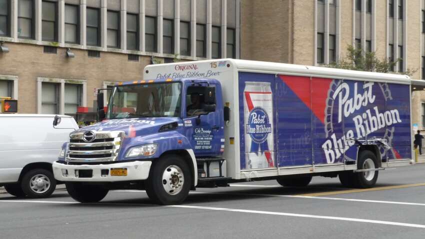 Вкрали 34 тисячі банок пива: Pabst Blue Ribbon оголосила полювання на викрадачів Вкрали 34 тисячі банок пива: Pabst Blue Ribbon оголосила полювання на викрадачів