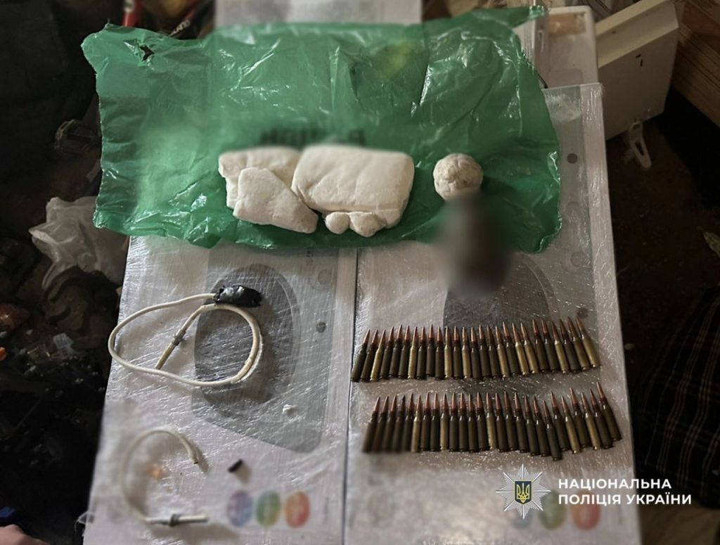 Привіз із фронту «сувеніри»: на Одещині чоловіка затримали з пластидом, гранатою та набоями(фото) Привіз із фронту «сувеніри»: на Одещині чоловіка затримали з пластидом, гранатою та набоями(фото)