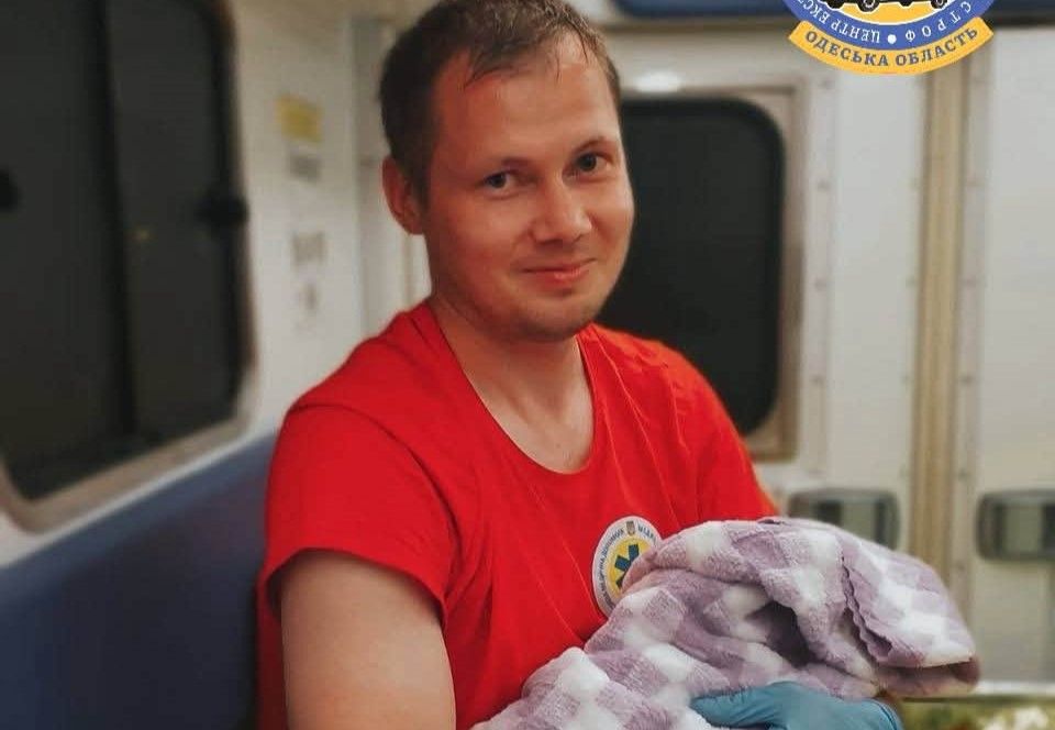 Медики одеської екстренки прийняли пологи прямо в автомобілі(фото) Медики одеської екстренки прийняли пологи прямо в автомобілі(фото)