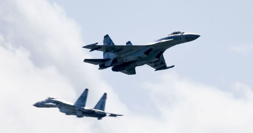 У Росії зіткнулися два винищувачі Су-35С У Росії зіткнулися два винищувачі Су-35С