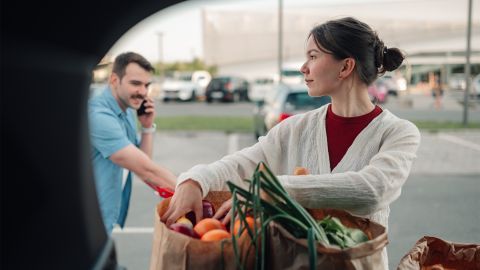 Українці запасаються продуктами: що купують найчастіше і чи варто готуватися до дефіциту Українці запасаються продуктами: що купують найчастіше і чи варто готуватися до дефіциту