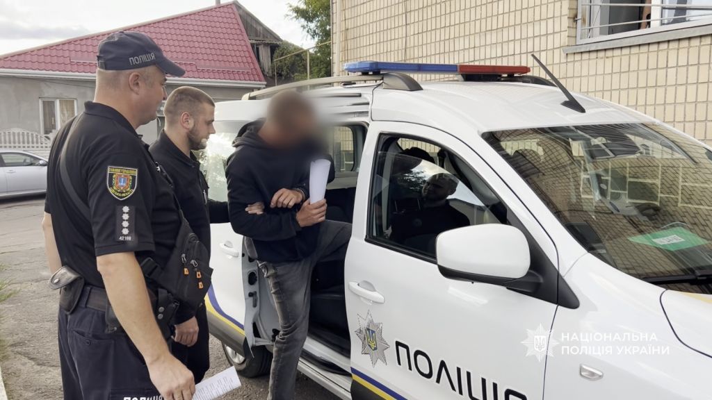 Кинув гранату в односельців: поліцейські затримали зловмисника Кинув гранату в односельців: поліцейські затримали зловмисника