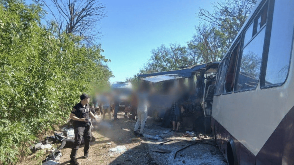 На Одещині зіштовхнулися два автобуси: є потерпілі(фото) На Одещині зіштовхнулися два автобуси: є потерпілі(фото)