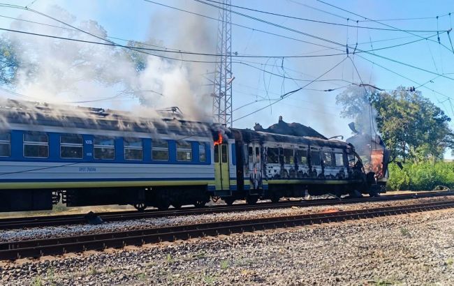 РФ вдарила "Шахедом" по потягу на Харківщині: спалахнула пожежа, є поранені РФ вдарила "Шахедом" по потягу на Харківщині: спалахнула пожежа, є поранені