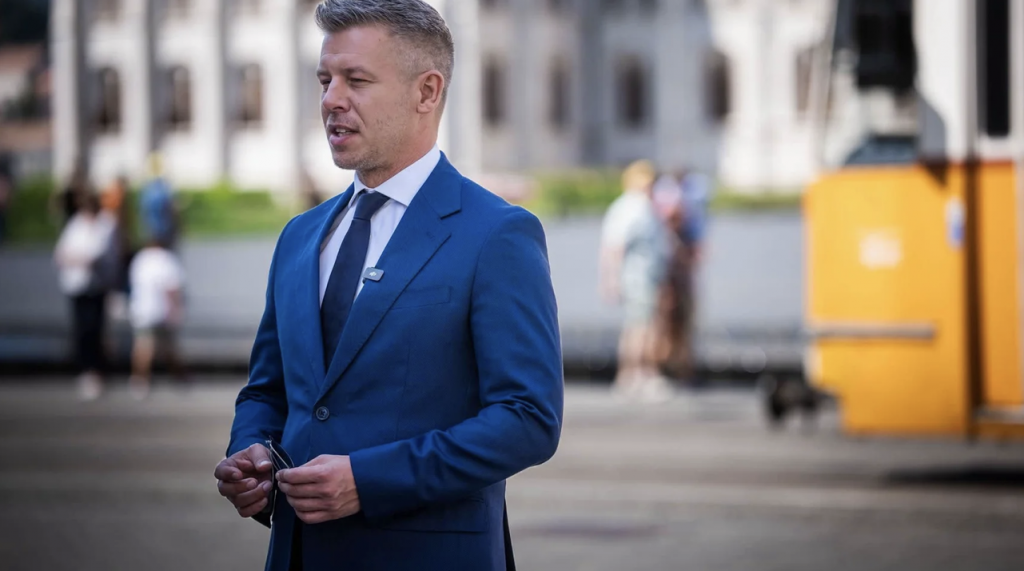 Прем'єр Угорщини Мадяр заявив, що скасує заборону на усиновлення дітей одностатевими парами. Вона діяла з часів Орбана Прем'єр Угорщини Мадяр заявив, що скасує заборону на усиновлення дітей одностатевими парами. Вона діяла з часів Орбана