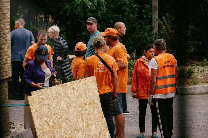 В Одесі обстежують пошкоджені житлові будинки після ворожої атаки В Одесі обстежують пошкоджені житлові будинки після ворожої атаки