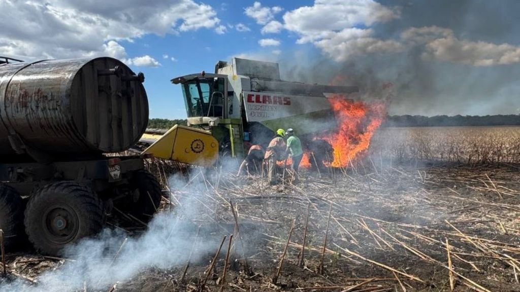 На Одещині під час збирання соняшника загорівся комбайн Claas(фото) На Одещині під час збирання соняшника загорівся комбайн Claas(фото)