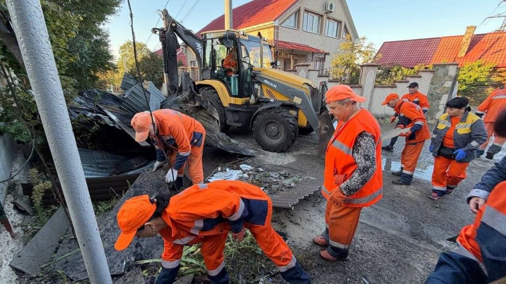 Одеса оговтується від чергової атаки: комунальники закривають пошкоджені вікна Одеса оговтується від чергової атаки: комунальники закривають пошкоджені вікна