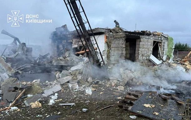 Ранкова атака дронів на Київщину: є постраждалі, серед них діти Ранкова атака дронів на Київщину: є постраждалі, серед них діти