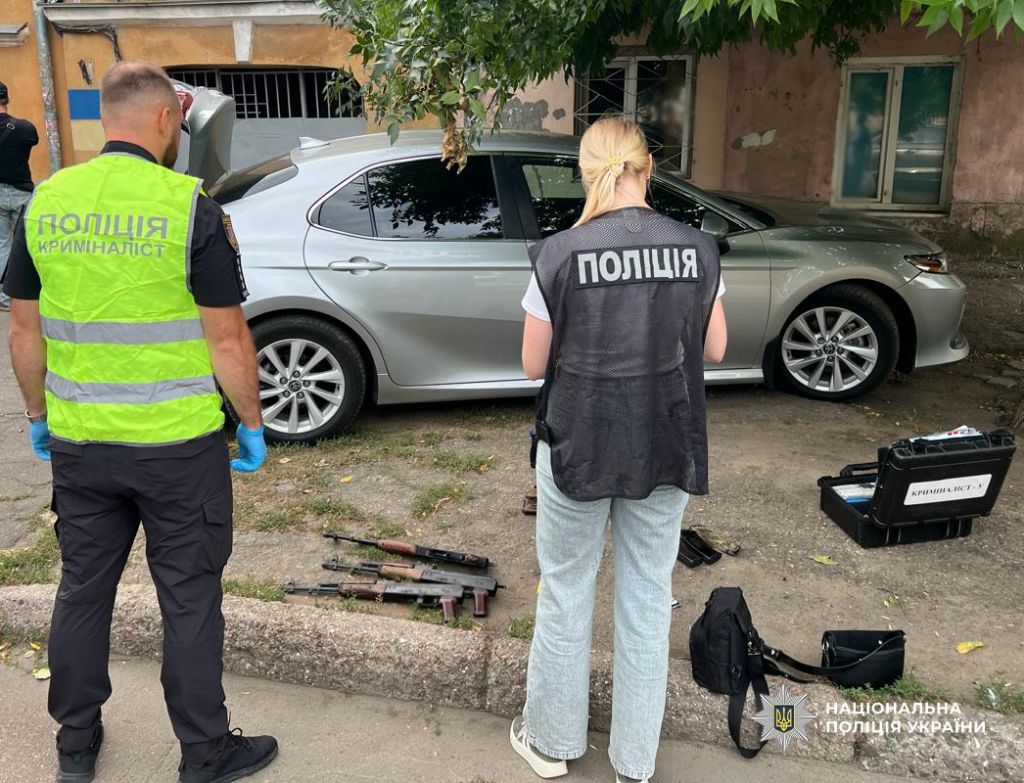 Понад 8 000 доларів за арсенал: одеські поліцейські затримали нелегального торговця зброєю Понад 8 000 доларів за арсенал: одеські поліцейські затримали нелегального торговця зброєю