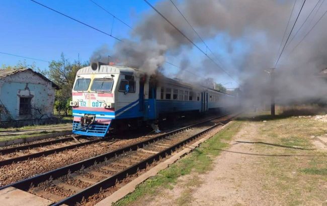 РФ ударила по приміському потягу на Харківщині: є тяжко поранені РФ ударила по приміському потягу на Харківщині: є тяжко поранені