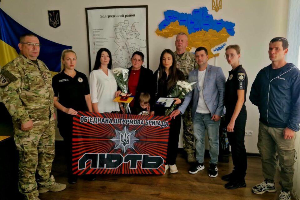 У Болграді вручили державні нагороди рідним підполковника поліції Владислава Буюклі, який загинув від ворожої кулі на війні У Болграді вручили державні нагороди рідним підполковника поліції Владислава Буюклі, який загинув від ворожої кулі на війні
