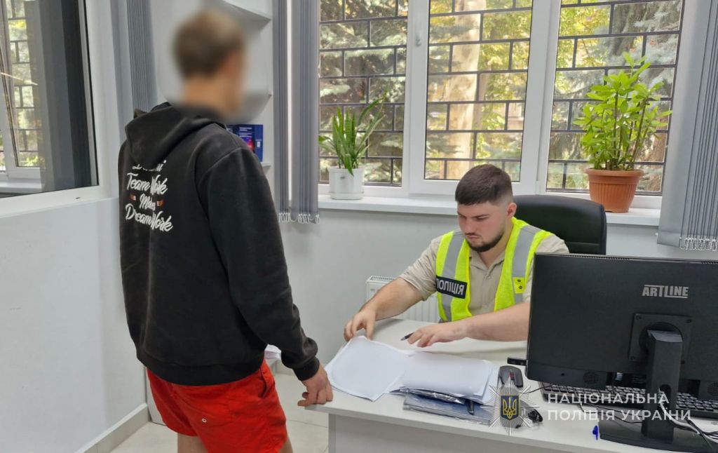 В Одесі поліцейські оперативно затримали чоловіка, який проник до приватного будинку та пограбував власницю В Одесі поліцейські оперативно затримали чоловіка, який проник до приватного будинку та пограбував власницю