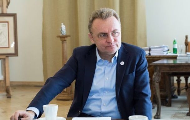 Мер Львова знайшов у своєму службовому авто схожий на "прослушку" пристрій (відео) Мер Львова знайшов у своєму службовому авто схожий на "прослушку" пристрій (відео)