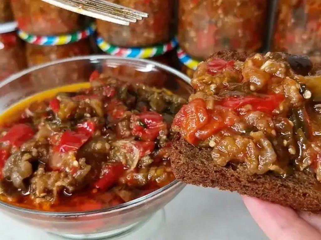 Пікантні баклажани шматочками в густому томатному соусі — смачна закуска на зиму Пікантні баклажани шматочками в густому томатному соусі — смачна закуска на зиму