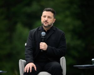 Зеленський назвав "космічним" дефіцит оборонного бюджету та заявив про пошук рішень Зеленський назвав "космічним" дефіцит оборонного бюджету та заявив про пошук рішень