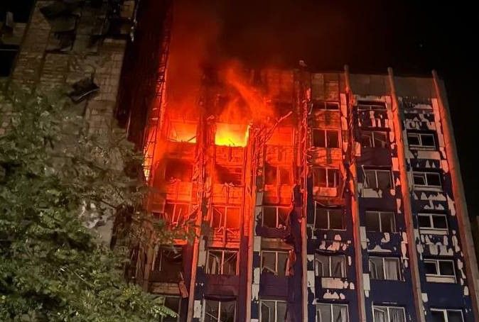 В Одесі один з ударів у ніч на 19 вересня знову прийшовся по адмінбудівлі, що була атакована напередодні В Одесі один з ударів у ніч на 19 вересня знову прийшовся по адмінбудівлі, що була атакована напередодні