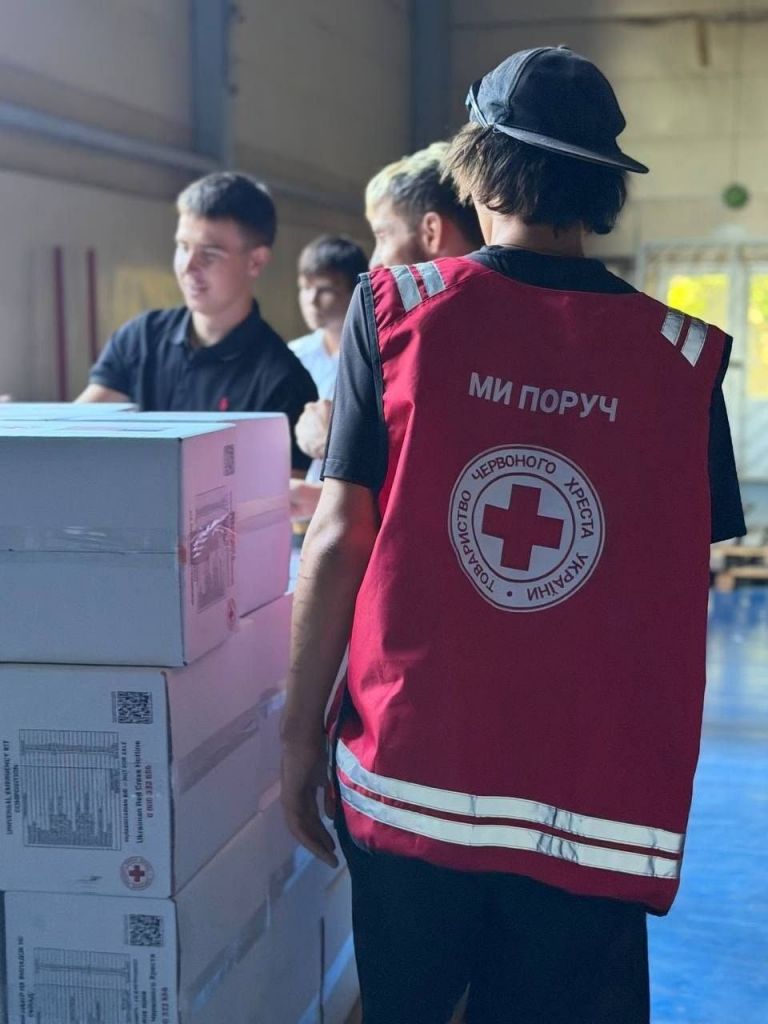 Студенти ВСП «ДІВТ НТУ» долучились до розвантаження та сортування гуманітарної допомоги від Українського Червоного Хреста(фото) Студенти ВСП «ДІВТ НТУ» долучились до розвантаження та сортування гуманітарної допомоги від Українського Червоного Хреста(фото)