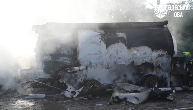 Загарбники вдарили по підприємству на Одещині, горіли автоцистерни Загарбники вдарили по підприємству на Одещині, горіли автоцистерни