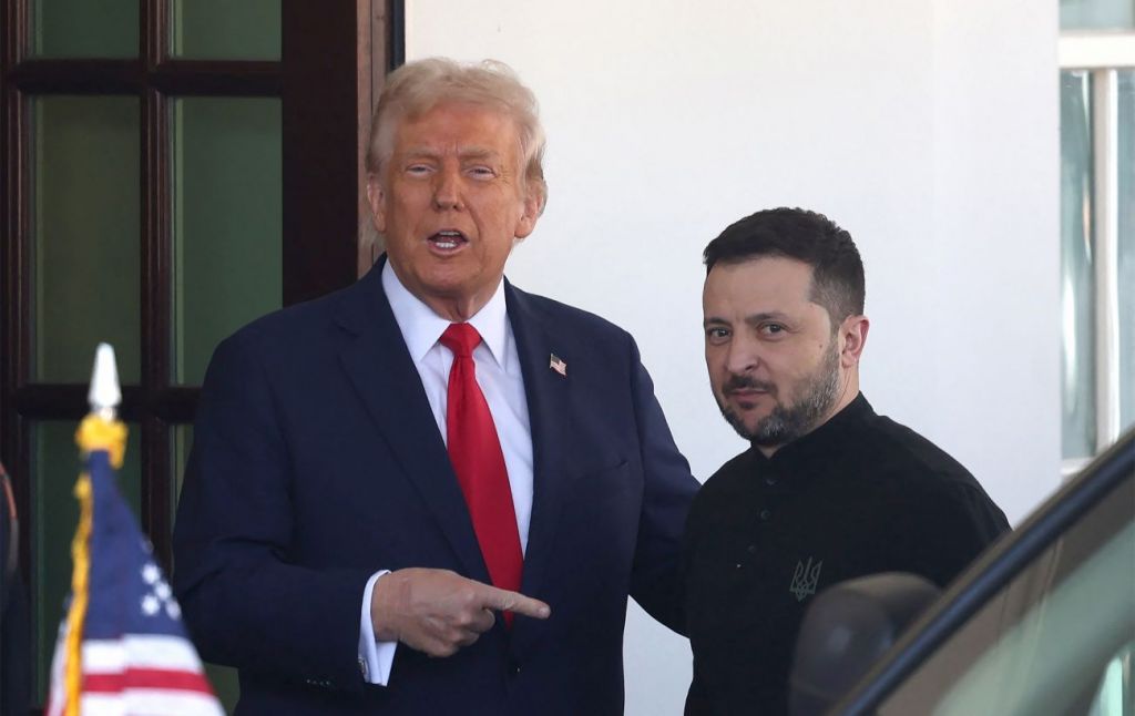 Трамп під час телефонної розмови неодноразово просив Зеленського припинити удари по російських НПЗ Трамп під час телефонної розмови неодноразово просив Зеленського припинити удари по російських НПЗ