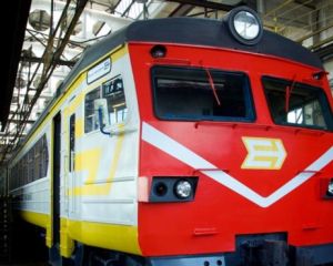 Потяги по всій країні масово затримуються на понад 16 годин Потяги по всій країні масово затримуються на понад 16 годин