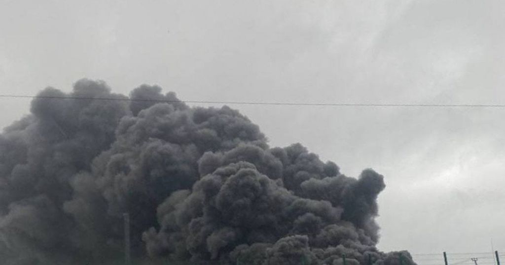Ворожа атака на Київщину: палає підприємство, пошкоджено будинки та авто Ворожа атака на Київщину: палає підприємство, пошкоджено будинки та авто