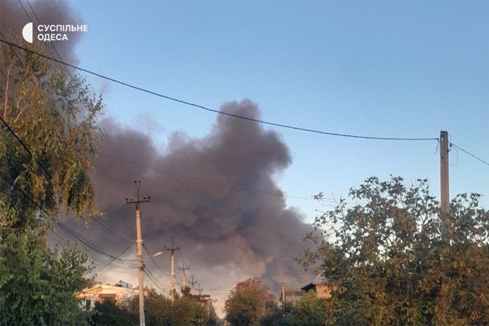 Над Одесою здійнявся чорний дим, проводять заміри якості повітря Над Одесою здійнявся чорний дим, проводять заміри якості повітря