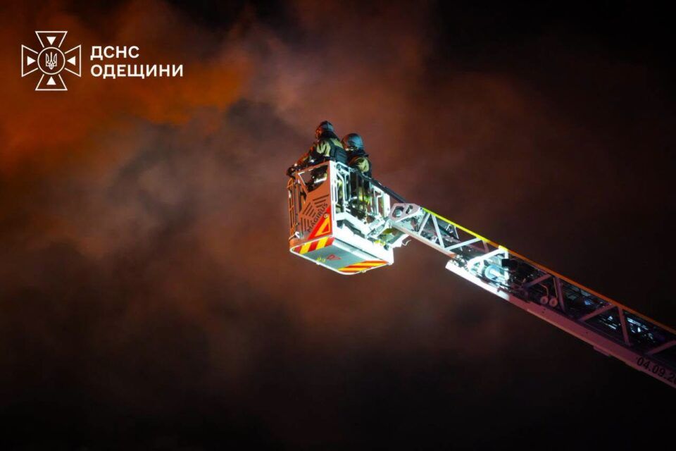 Масштабна пожежа внаслідок обстрілу по Одещині: що показали результати замірів якості повітря Масштабна пожежа внаслідок обстрілу по Одещині: що показали результати замірів якості повітря