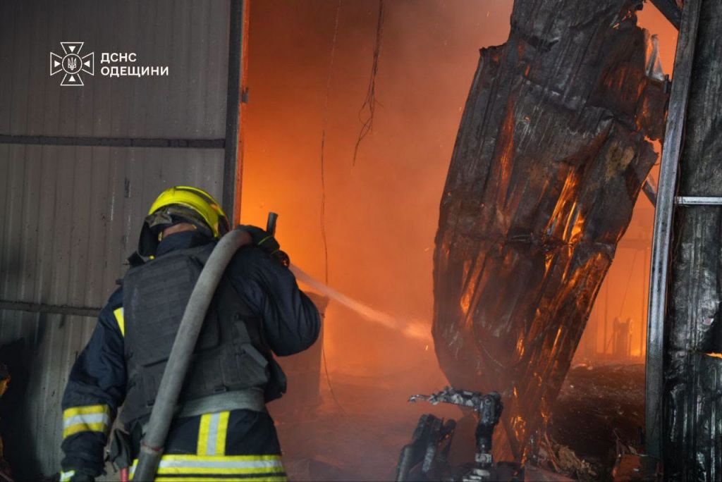 Майже 1000 тонн викидів CO₂: підраховано шкоду від пожежі внаслідок удару по логістичному комплексу Одещини Майже 1000 тонн викидів CO₂: підраховано шкоду від пожежі внаслідок удару по логістичному комплексу Одещини